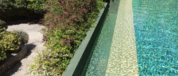Peinture piscine béton caoutchouc chloré - Matières et Béton