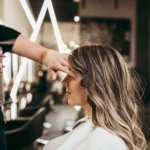 Coiffeur à Plescop : quelles couleurs de cheveux rajeunissent le visage après 40 ans ?