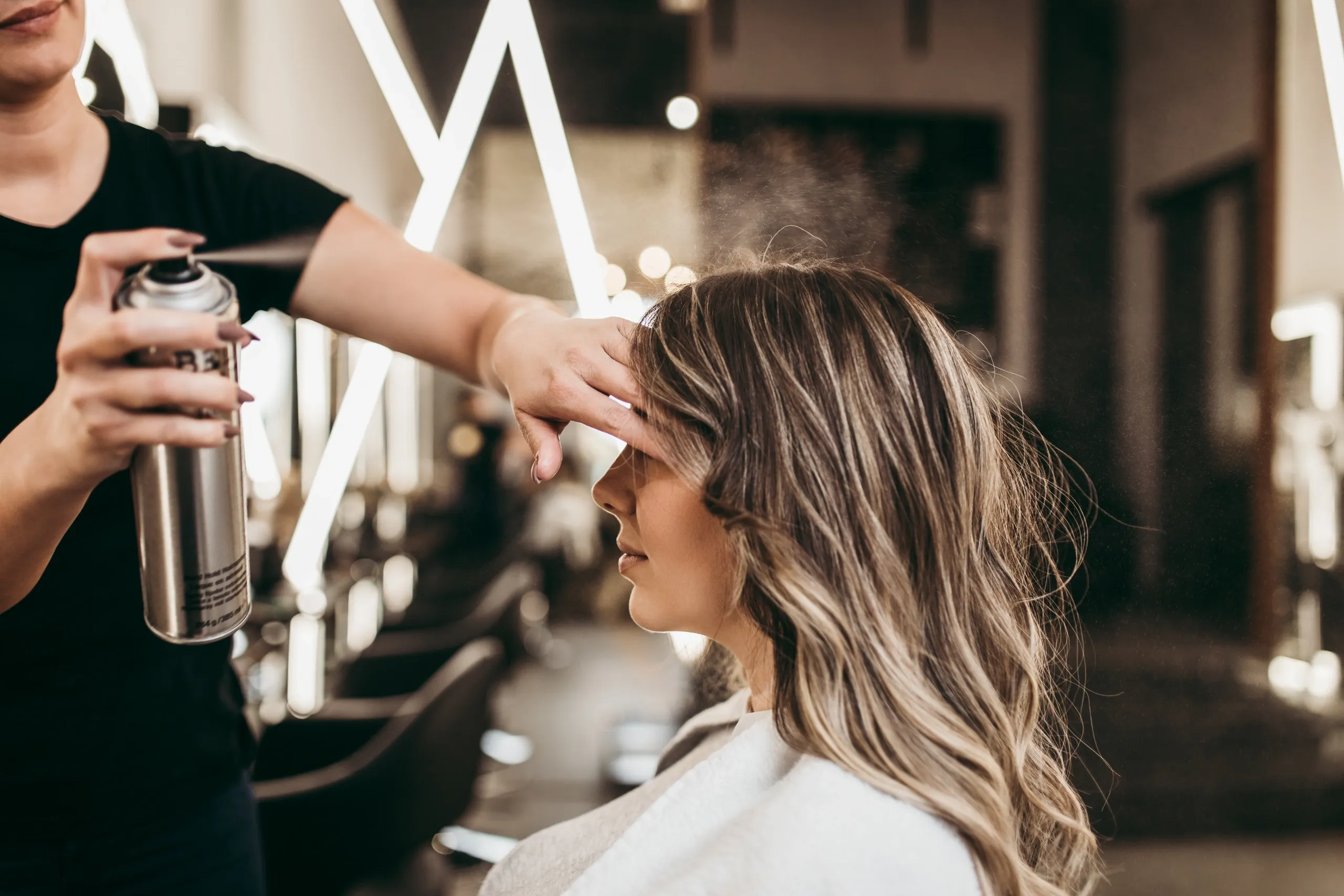 Coiffeur à Plescop : quelles couleurs de cheveux rajeunissent le visage après 40 ans ?