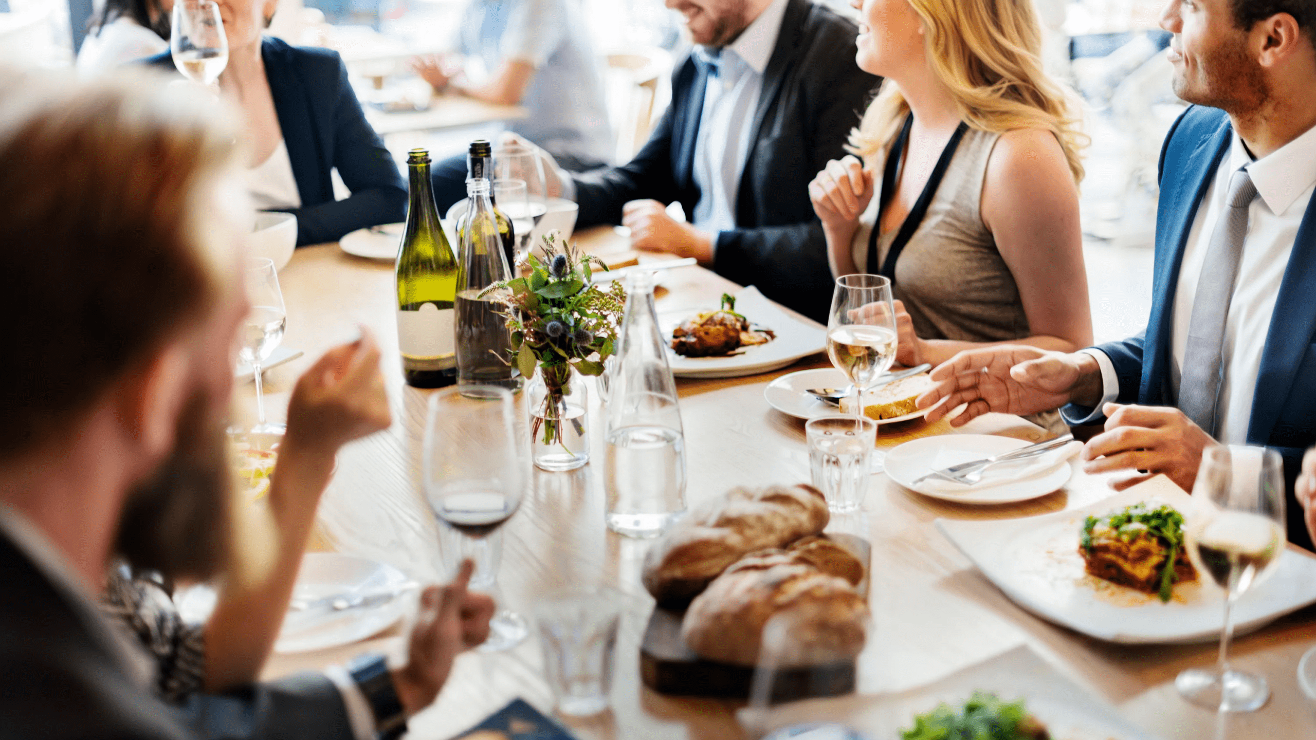 Comment organiser un événement spécial (anniversaire, réunion) au restaurant à Marseille ?