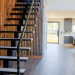 Escalier métallique : comment choisir la bonne forme (droit, quart tournant, hélicoïdal) selon l’espace ?