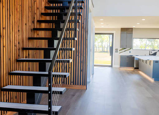 Escalier métallique : comment choisir la bonne forme (droit, quart tournant, hélicoïdal) selon l’espace ?